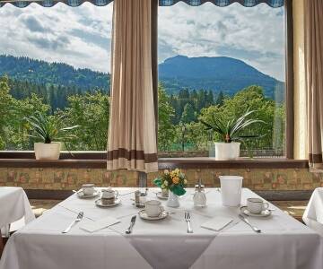 En generös frukost och daglig trerättersmiddag bjuder på regionala smaker och lokala traditioner.