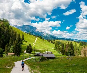 Weitläufige Wander- und Radwege führen durch Täler, Wälder und alpines Gelände.