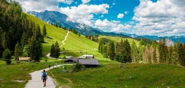 Weitläufige Wander- und Radwege führen durch Täler, Wälder und alpines Gelände.
