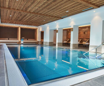 Slap af i hotellets wellnessområde, der inkluderer sauna og indendørs pool.