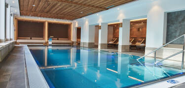 Koppla av i hotellets wellnessavdelning med bastu och inomhuspool.