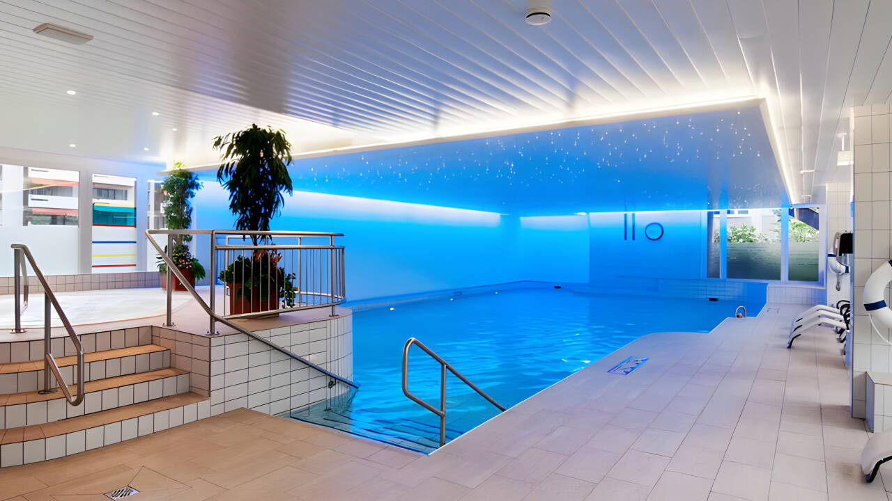 Tillgång till Holmes Place Health Club med inomhuspool, jacuzzi, bastu och ångbad ingår.