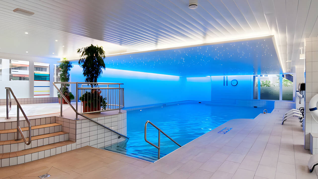 Få adgang til Holmes Place Health Club med indendørs pool, jacuzzi, sauna og dampbad.