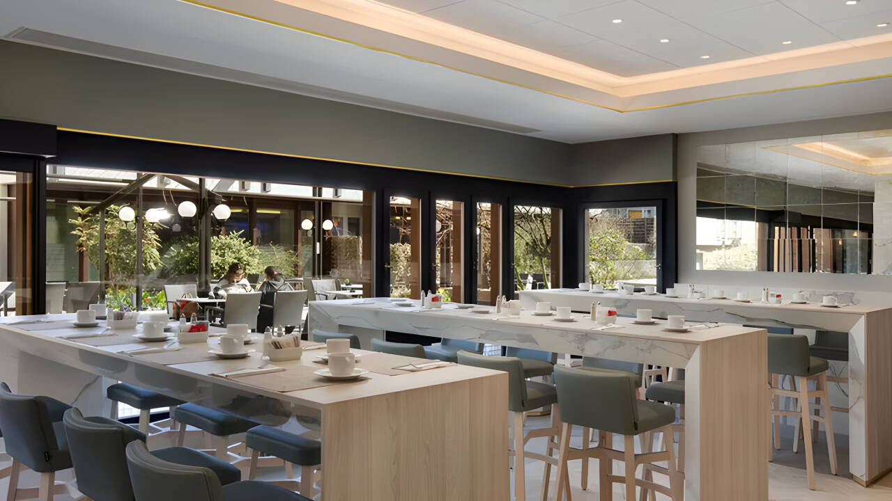 To restauranter på stedet serverer internationale retter samt en stor og varieret morgenmadsbuffet.