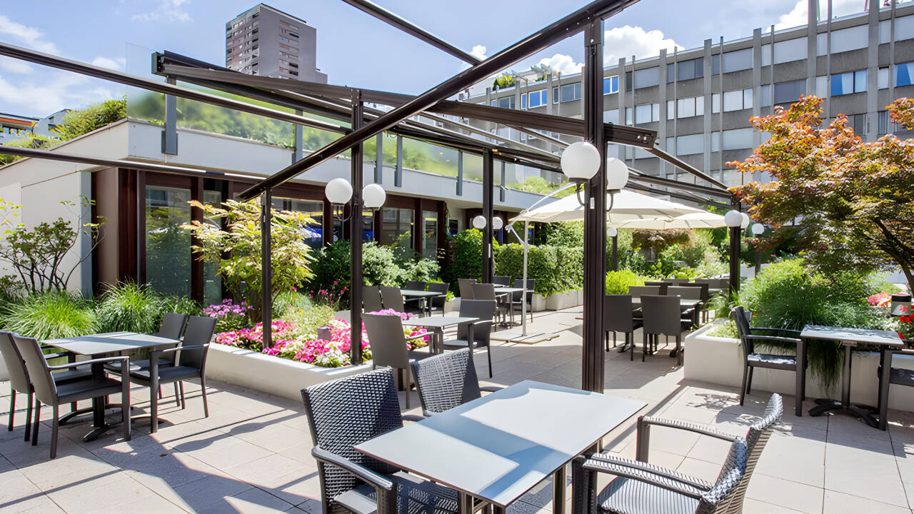 Genießen Sie Drinks an der stilvollen Bar und entspannen Sie in der ruhigen Gartenlounge nach dem Sightseeing.