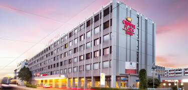 Bo i trendiga Zürich West nära Stadion Letzigrund med snabb förbindelse till centrum.