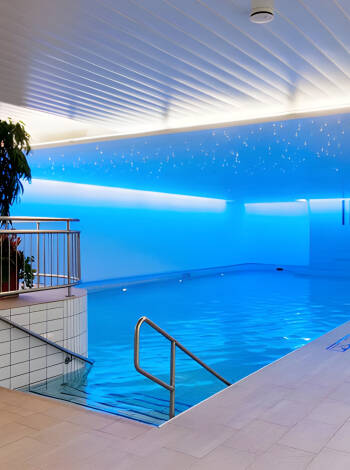 Få adgang til Holmes Place Health Club med indendørs pool, jacuzzi, sauna og dampbad.
