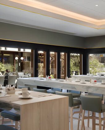 To restauranter på hotellet serverer internasjonale retter og tilbyr en rik og variert frokostbuffé.