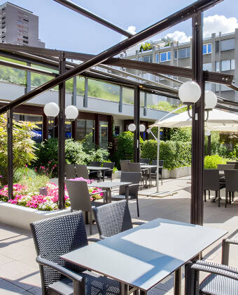 Genießen Sie Drinks an der stilvollen Bar und entspannen Sie in der ruhigen Gartenlounge nach dem Sightseeing.