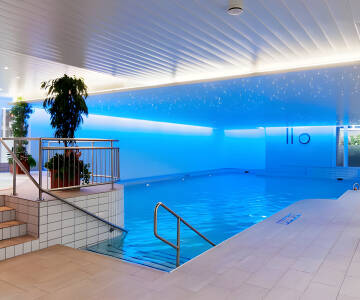 Tillgång till Holmes Place Health Club med inomhuspool, jacuzzi, bastu och ångbad ingår.
