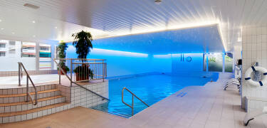 Tillgång till Holmes Place Health Club med inomhuspool, jacuzzi, bastu och ångbad ingår.
