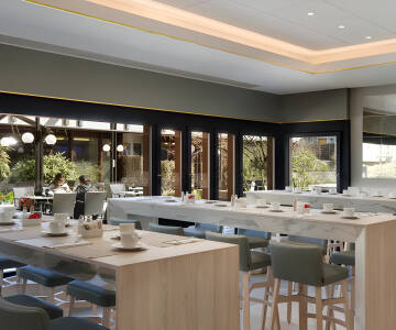 To restauranter på stedet serverer internationale retter samt en stor og varieret morgenmadsbuffet.