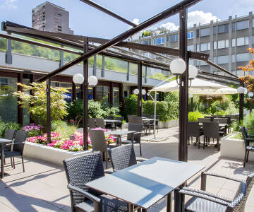Genießen Sie Drinks an der stilvollen Bar und entspannen Sie in der ruhigen Gartenlounge nach dem Sightseeing.