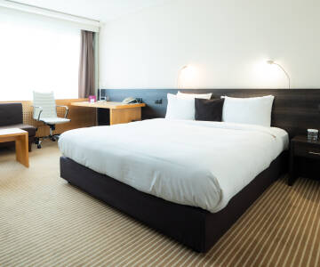 Komfortable, moderne Zimmer mit hochwertigen Annehmlichkeiten sorgen für einen entspannten Aufenthalt.