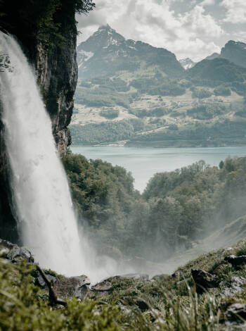 Seerenbachfallen, ett av Schweiz högsta vattenfall, är en lättillgänglig och givande utflykt från Weesen.