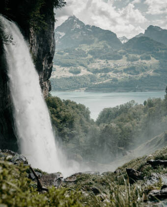 Seerenbachfallen, ett av Schweiz högsta vattenfall, är en lättillgänglig och givande utflykt från Weesen.