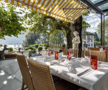 Terrassen er et hyggelig sted å nyte regionale retter mens du tar inn utsikten over innsjøen og fjellene.