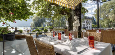 Terrassen er et hyggelig sted å nyte regionale retter mens du tar inn utsikten over innsjøen og fjellene.