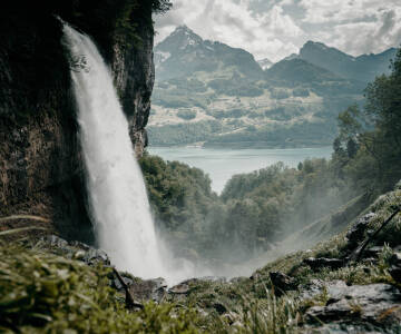 Seerenbach vandfaldene, et af Schweiz' højeste, er en nem og spændende udflugt fra Weesen.