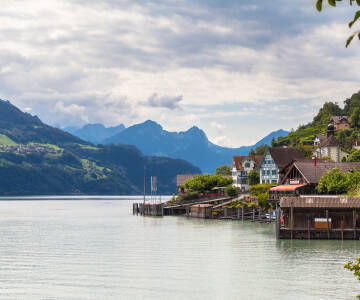Tag en bådtur til den bilfri landsby Quinten og oplev dens fredelige charme og unikke beliggenhed.