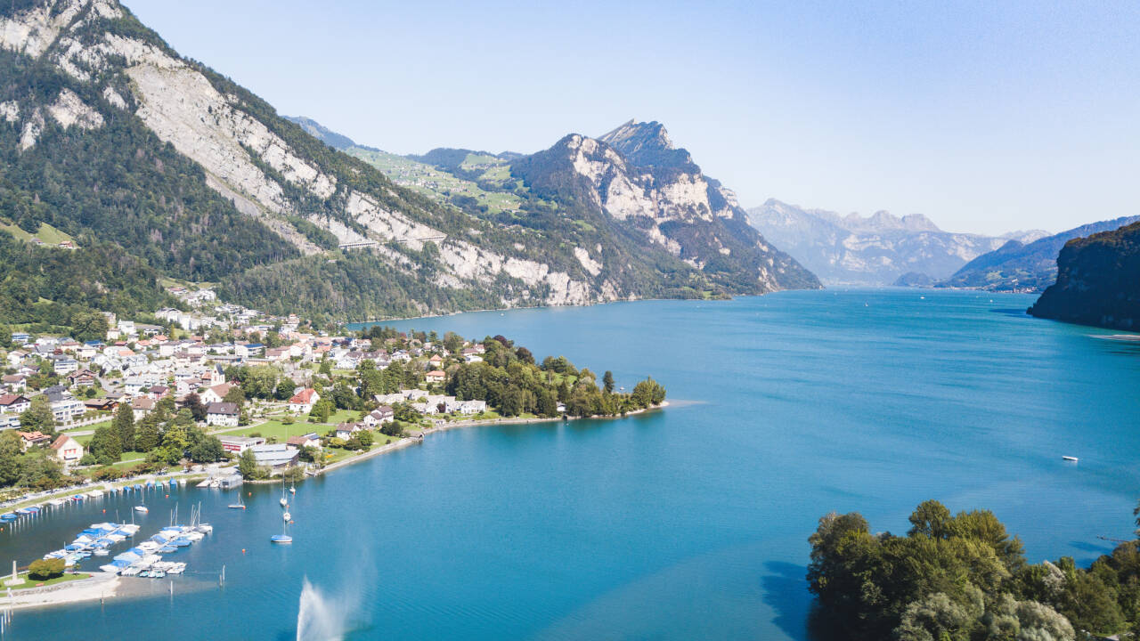 Nyt en fantastisk beliggenhet rett ved Walensee, med vakker utsikt og direkte tilgang til vannet.