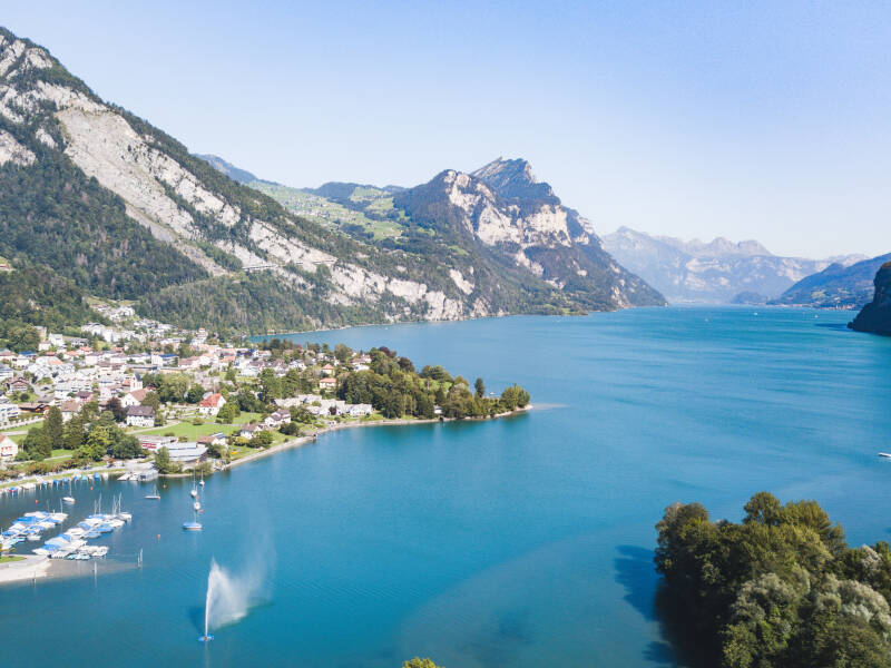 Nyt en fantastisk beliggenhet rett ved Walensee, med vakker utsikt og direkte tilgang til vannet.