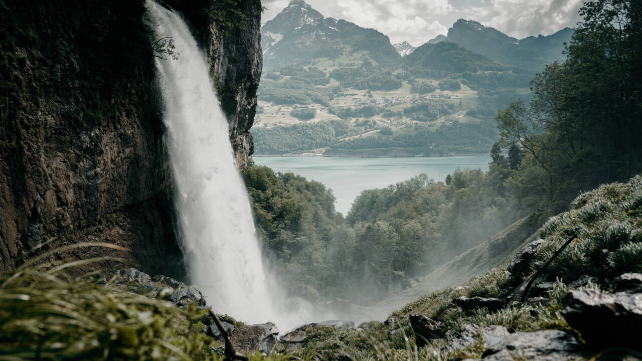 Der Seerenbachfall, einer der höchsten Wasserfälle der Schweiz, ist von Weesen aus einfach und lohnend zu erreichen.