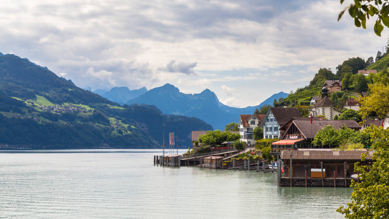 Ta båttur til den bilfrie landsbyen Quinten og opplev dens rolige stemning og unike beliggenhet.