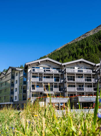 Als größtes Ferien- und Wanderhotel in Saas-Almagell ist das Hotel Kristall-Saphir ideal, um das atemberaubende Saastal zu erkunden.