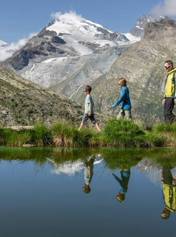 Im Sommer können Sie Wandern, Radfahren und geführte Bergtouren genießen sowie die kostenlose Nutzung vieler Seilbahnen bis auf 3.100 Meter.