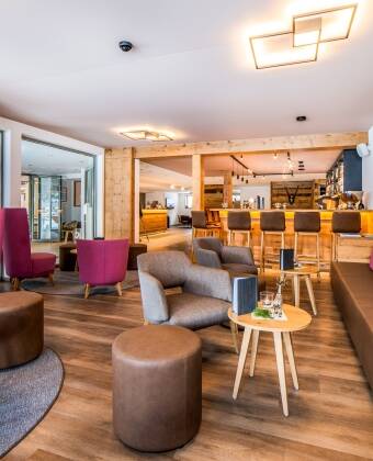 Hotellet totalrenoverades 2021 och kombinerar modern komfort med naturliga trä- och steninslag.