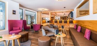 Das 2021 kürzlich renovierte Hotel verbindet modernen Komfort mit natürlichen Holz- und Steinelementen.