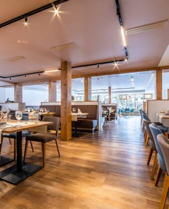 Enjoy an extensive breakfast, daily afternoon coffee and cake, and creative seasonal cuisine in the evening.