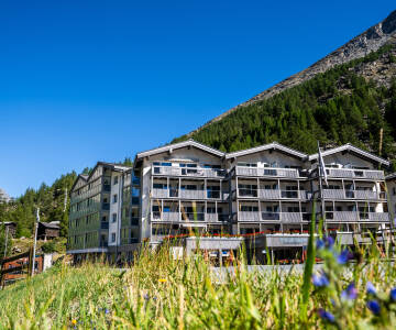 Als größtes Ferien- und Wanderhotel in Saas-Almagell ist das Hotel Kristall-Saphir ideal, um das atemberaubende Saastal zu erkunden.