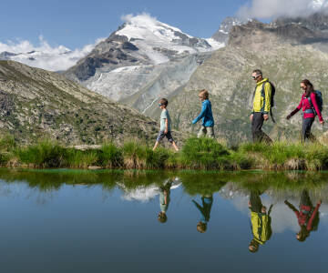 Om sommeren kan du nyde vandring, cykling og guidede bjergture samt gratis brug af mange svævebaner op til 3.100 meter.