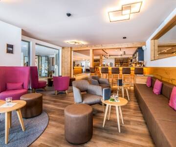 Das 2021 kürzlich renovierte Hotel verbindet modernen Komfort mit natürlichen Holz- und Steinelementen.