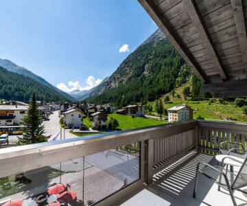 Alle Zimmer und Apartments verfügen über private Balkone mit wunderschönem Bergblick.