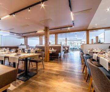 Genießen Sie ein reichhaltiges Frühstück, täglich Kaffee und Kuchen am Nachmittag sowie kreative saisonale Küche am Abend.