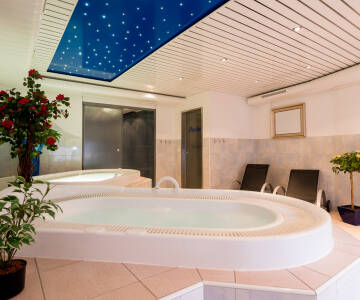 Koppla av efter en aktiv dag med bastu, ångbad, bubbelpool och gymfaciliteter.