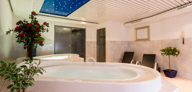 Entspannen Sie nach einem aktiven Tag in Sauna, Dampfbad, Whirlpool und Fitnessbereich.