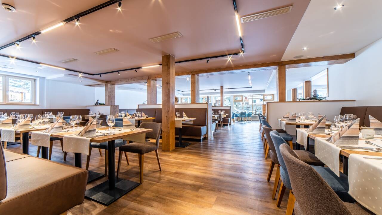 Enjoy an extensive breakfast, daily afternoon coffee and cake, and creative seasonal cuisine in the evening.