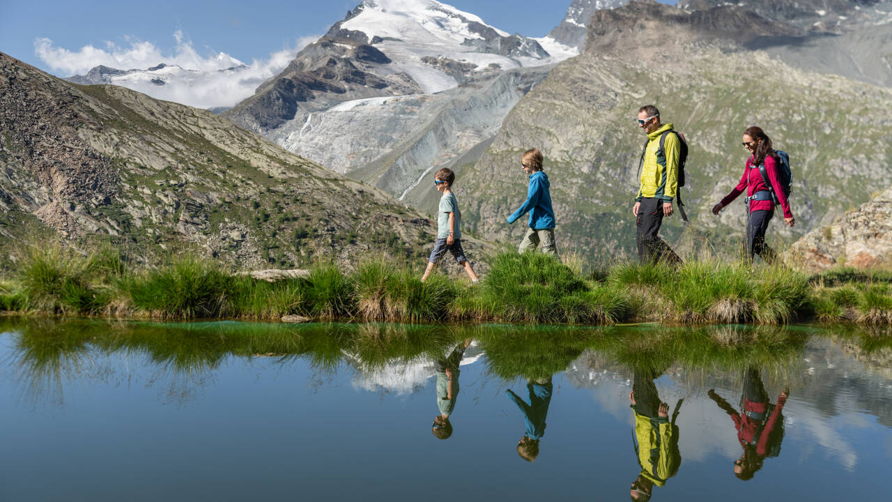 Om sommeren kan du nyte fotturer, sykling og guidede fjellturer, samt gratis bruk av mange taubaner opp til 3 100 meter.