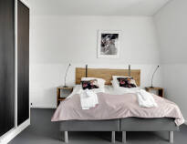 Hotellets værelser er lyse og rummelige og skaber en god base for jeres ophold i Brønderslev