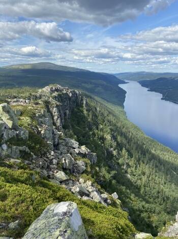 Närliggande toppar som Trysilfjellet och Skagsvola bjuder på fantastiska utsikter.