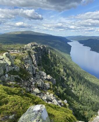 Nearby peaks like Trysilfjellet or Skagsvola reward you with great views.
