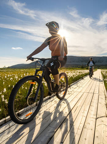 Cykel- och vandringsleder börjar precis utanför dörren.