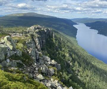 Närliggande toppar som Trysilfjellet och Skagsvola bjuder på fantastiska utsikter.