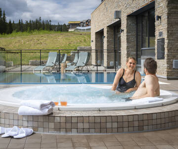 Spaen har både indendørs og udendørs opvarmede pools, saunaer og afslapningsområder.