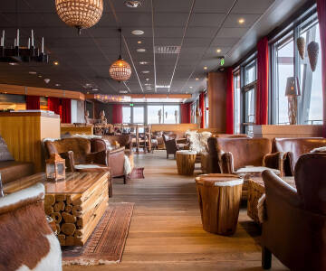 Naturlige materialer og åpne peiser gir interiøret en varm og elegant nordisk atmosfære.