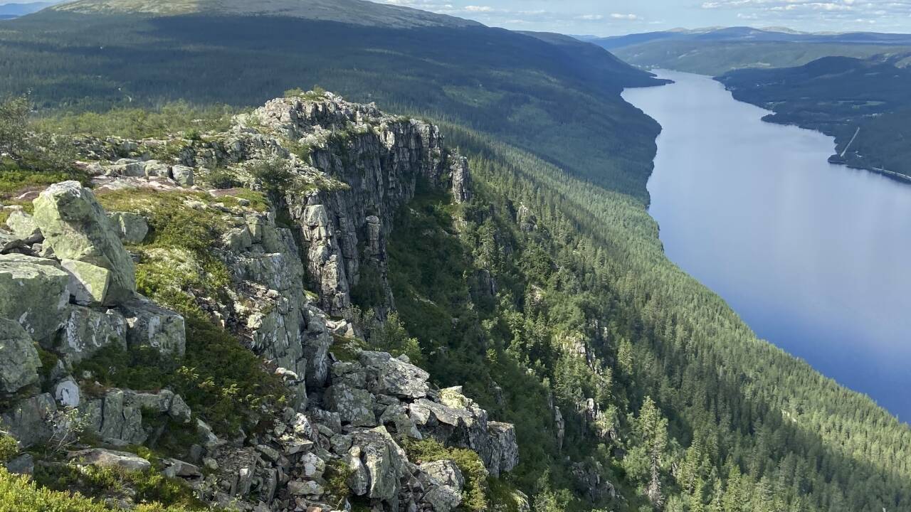 Närliggande toppar som Trysilfjellet och Skagsvola bjuder på fantastiska utsikter.